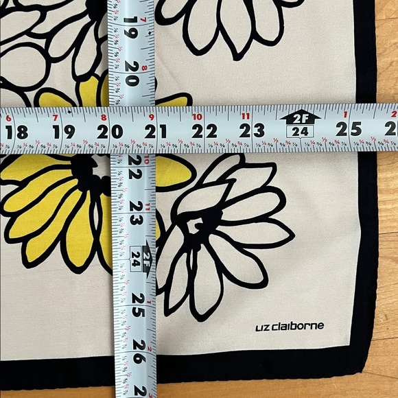 🌼Cheerful Mod-Daisy Square Silk VTG Liz Claiborne Black & Yellow on White Scarf - Picture 8 of 17